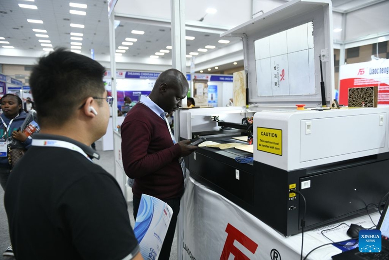 Mtembeleaji akiangalia mashine ya kuchora kwa leza inayooneshwa na kampuni ya China kwenye Maonesho ya 9 ya Kimataifa ya Viwanda ya Kenya jijini Nairobi, Kenya, Septemba 3, 2026. (Xinhua/Liu Qiong)