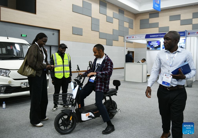 Mtembeleaji akijaribu pikipiki inayotumia umeme inayooneshwa na kampuni ya China kwenye Maonesho ya 9 ya Kimataifa ya Viwanda ya Kenya jijini Nairobi, Kenya, Septemba 3, 2026. (Xinhua/Liu Qiong)