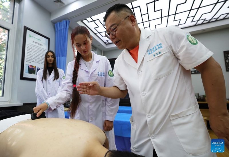 Wanafunzi wa kigeni wajifunza Matibabu ya Jadi ya China mjini Shenyang, mkoani Liaoning
