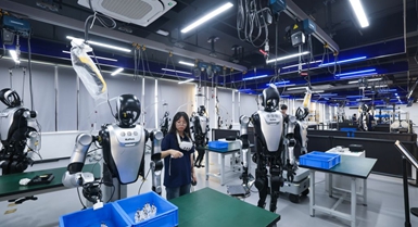 Kituo cha kuzifanyia mafunzo roboti za umbo la binadamu chafanya kazi katika Mji wa Cixi, Zhejiang, China