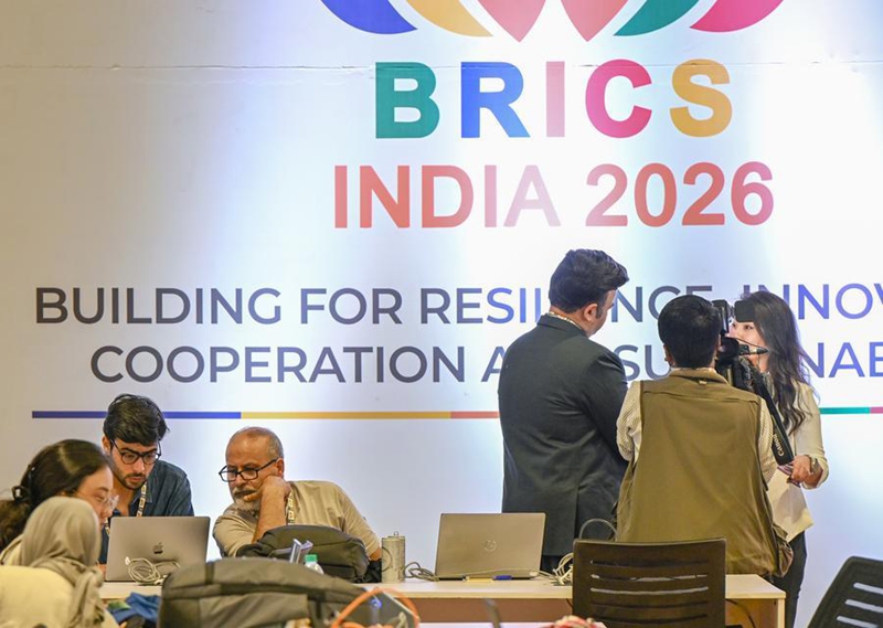 Waandishi wa habari wakifanya kazi kwenye kituo cha vyombo vya habari ndani ya Kituo cha Maonesho cha India ambapo ni ukumbi mkuu wa Mkutano wa 18 wa Viongozi wa BRICS mjini New Delhi, India, Septemba 12, 2026. (Xinhua/Javed Dar)