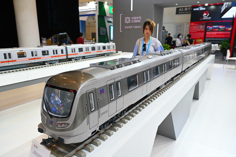 Mtembeleaji akiangalia mfano wa treni ya sabwe ya Xiamen kwenye maonyesho ya Mapinduzi Mapya ya Viwanda ya BRICS 2024, Xiamen, Mkoa wa Fujian, kusini-mashariki mwa China, tarehe 10 Septemba 2024.