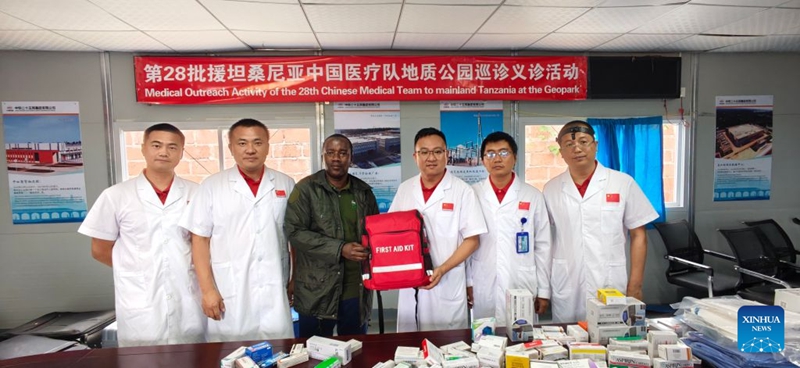 Kikundi cha 28 cha madaktari wa China kilichopo Tanzania Bara, kinatoa dawa na vifaa tiba kwa wafanyakazi walio mstari wa mbele katika Eneo la Hifadhi ya Ngorongoro, kaskazini mwa Tanzania, tarehe 12 Septemba 2026. (Picha imetolewa na Xinhua)