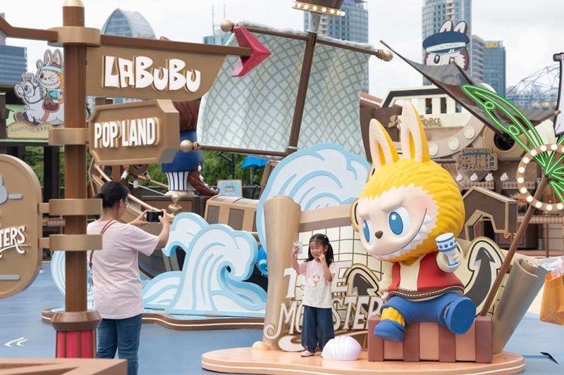 Watu wanatembelea maonyesho yaliyoanzishwa na Pop Mart katika Mnara wa Lulu ya Mashariki wa Shanghai, China, tarehe 3 Septemba 2026. (Xinhua/Wang Xiang)