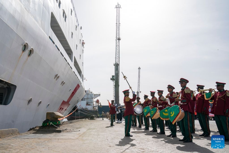 Meli ya hospitali ya kikosi cha majini la Jeshi la Ukombozi wa Umma la China, inayoitwa “Meli ya Baraka (Auspicious Ark)”, inakaribishwa na bendi ya Mauritania baada ya kufika kwenye Bandari ya Urafiki  huko Nouakchott, mji mkuu wa Mauritania, tarehe 15 Septemba 2026. (Xinhua/Xie Jianfei)