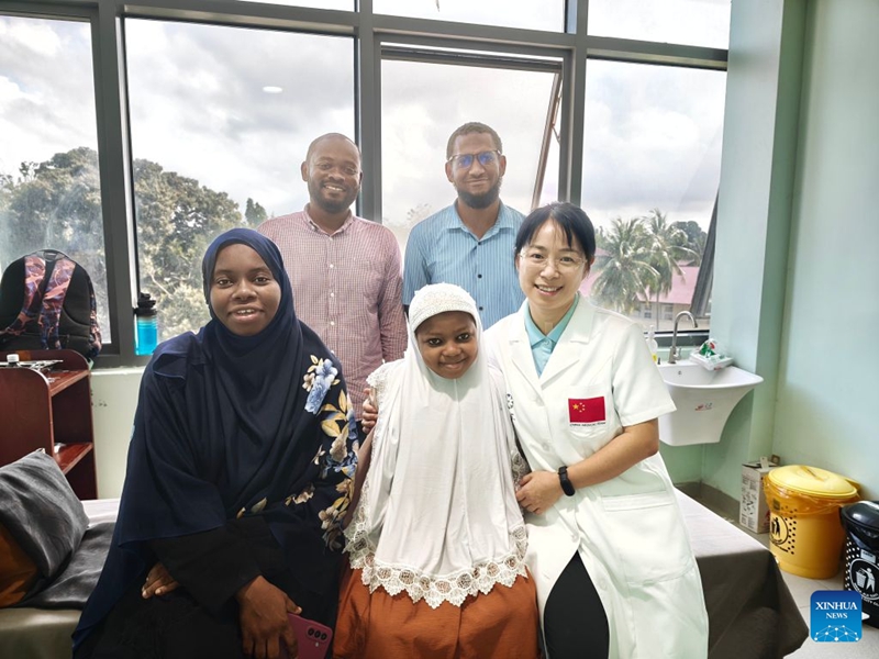 Picha hii inamwonesha Ashfaina Omari Ali (katikati, mbele) akiwa pamoja na Daktari Li Li (wa kwanza kulia, mbele) wa timu ya 35 ya madaktari wa China visiwani Zanzibar, wakati wa ziara ya ufuatiliaji kabla ya kurejea shuleni Zanzibar, Tarehe 7 Septemba 2026. (Timu ya 35 ya Madaktari wa China Zanzibar/Picha imetolewa na Xinhua)