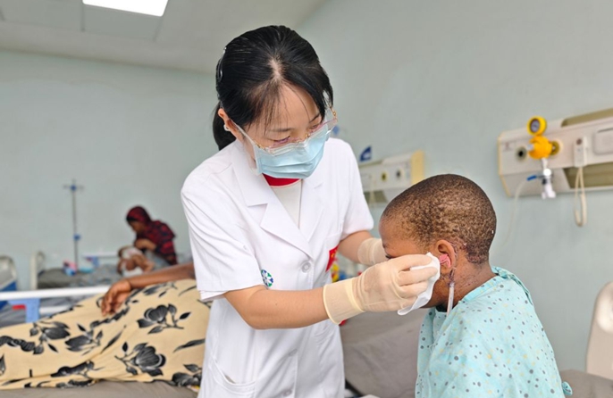 Daktari wa China amsaidia mwanafunzi msichana wa Zanzibar kurejesha afya yake na kurudi tena shuleni