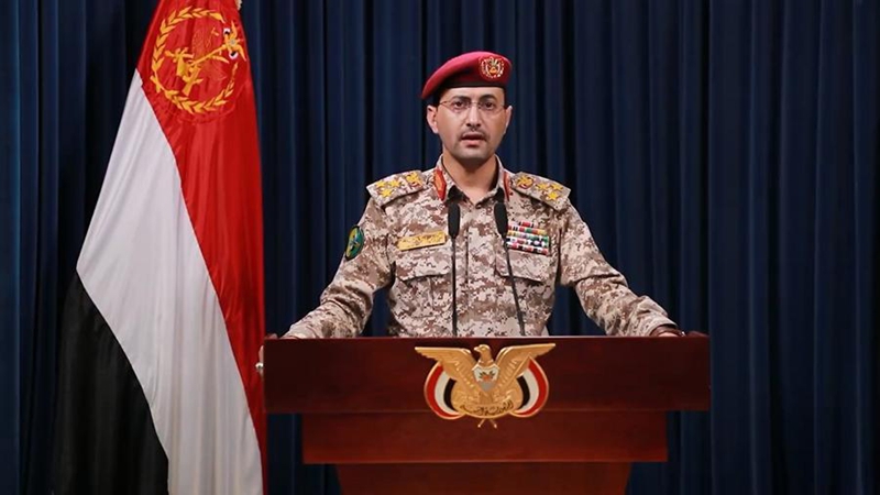Picha iliyonukuliwa kutoka kwenye video Machi 6, 2024 ikimwonesha msemaji wa kijeshi wa kundi la Houthi Bw. Yahaya Sarea, akitoa taarifa mjini Sanaa, Yemen. (Xinhua)