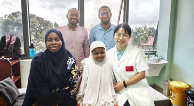 Daktari wa China amsaidia mwanafunzi msichana wa Zanzibar kurejesha afya yake na kurudi tena shuleni
