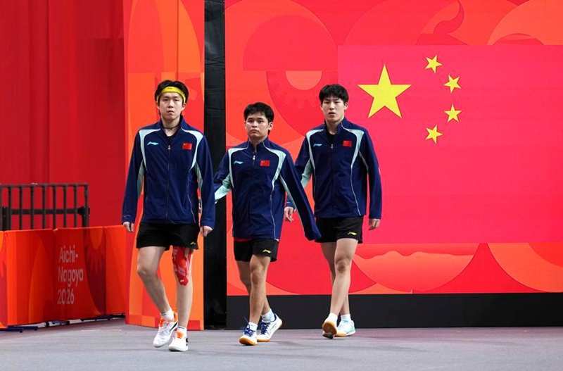 Wang Chuqin, Lin Shidong na Wen Ruibo wa timu ya China (Kushoto hadi Kulia) wanaingia uwanjani kabla ya mchezo wa nusu fainali wa timu ya wanaume kati yake na timu ya Taipei ya China katika Michezo ya Asia ya 2026 huko Toyota, Septemba 23, 2026. (Xinhua/Cheong Kam Ka)