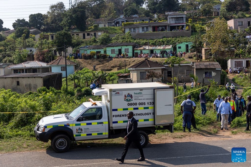 Picha hii iliyopigwa Septemba 23, 2026 inaonyesha eneo la tukio la ufyatuaji risasi huko KwaMakhutha katika Mkoa wa KwaZulu-Natal, Afrika Kusini. (Picha na Mbuthi Msweli/Xinhua)