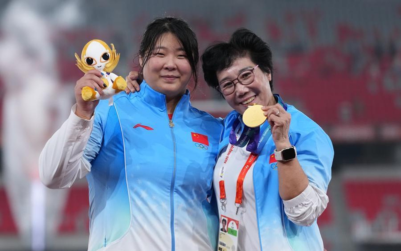 Mshindi wa medali ya dhahabu Yan Ziyi (kushoto) wa timu ya China akiwa na kocha wake baada ya mashindano ya kurusha mkuki kwa wanawake. (Xinhua/Jia Yuchen) 