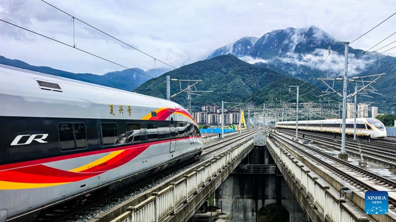 Treni ya kwanza ya reli ya mwendo-kasi ya Yichang-Xingshan, G6888, ikiondoka kwenye Stesheni ya Reli ya Xingshan katika Wilaya ya Xingshan, Mkoa wa Hubei, katikati mwa China, tarehe 28 Septemba 2026. (Picha na Zou Yuanjing/Xinhua)