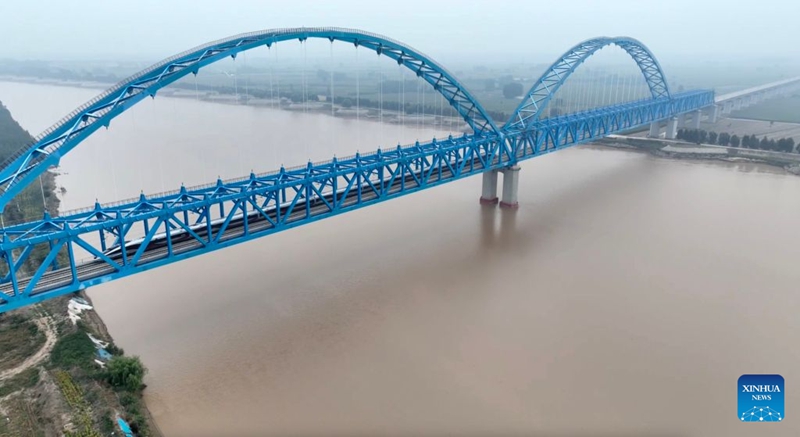 Treni ya mwendo-kasi, inayopita kwenye reli ya mwendo-kasi ya Xiong'an-Shangqiu, ikipita kwenye daraja kubwa juu ya Mto Manjano, Septemba 28, 2026. (Kampuni ya Kundi la Jinan la Shirika la Reli la China/kupitia Xinhua)