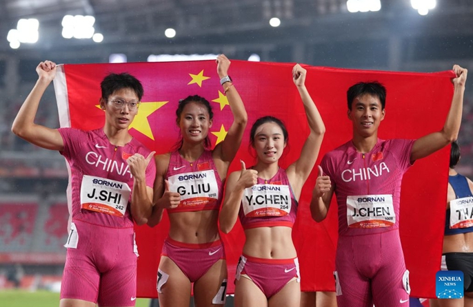 Michezo ya Asia | China yashinda medali ya dhahabu katika mbio za kupokezana vijiti za mita 100x4 kwa wanariadha wa kike na kiume