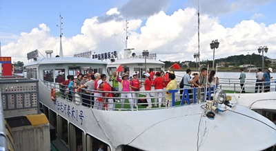 Utalii washamiri kwenye Mfereji wa Pinglu katika Mkoa wa Guangxi, kusini mwa China