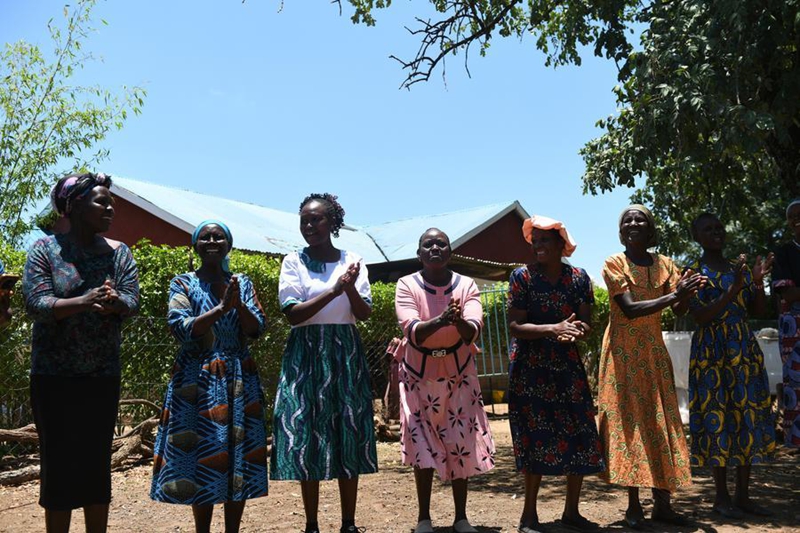 Wanachama wa kikundi cha wanawake cha Lelkolo wakiimba kwenye eneo la ufugaji nyuki katika Kaunti ya Baringo, Kenya, Septemba 15, 2026. (Xinhua/Liu Qiong)