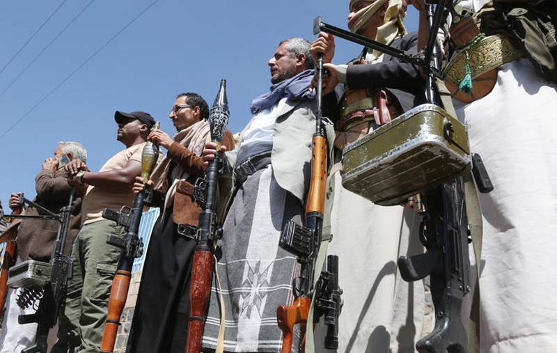 Wafuasi wa Wahouthi wakishiriki kwenye mkutano wa hadhara wa kijeshi ulioandaliwa kupinga ushiriki wa Uturuki, Pakistan na Saudi Arabia kwenye mgogoro wa Yemen, mjini Sanaa, Yemen, Oktoba 7, 2026. (Picha na Mohammed Mohammed/Xinhua)