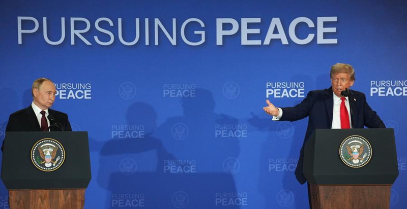 Rais wa Marekani Donald Trump (kulia) akihutubia mkutano wa pamoja na waandishi wa habari na Rais wa Russia Vladimir Putin baada ya kumaliza mazungumzo yao huko Anchorage, Alaska, Marekani, Agosti 15, 2025. (Xinhua/Wu Xiaoling)