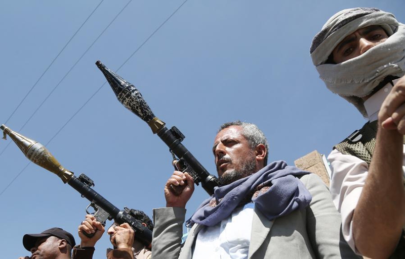 Wafuasi wa kundi la Wahouthi wakishiriki katika maandamano ya silaha kupinga ushiriki wa Uturuki na Pakistan pamoja na Saudi Arabia kwenye mgogoro wa Yemen, jijini Sanaa, Yemen, tarehe 7 Oktoba 2026. (Picha na Mohammed Mohammed/Xinhua)