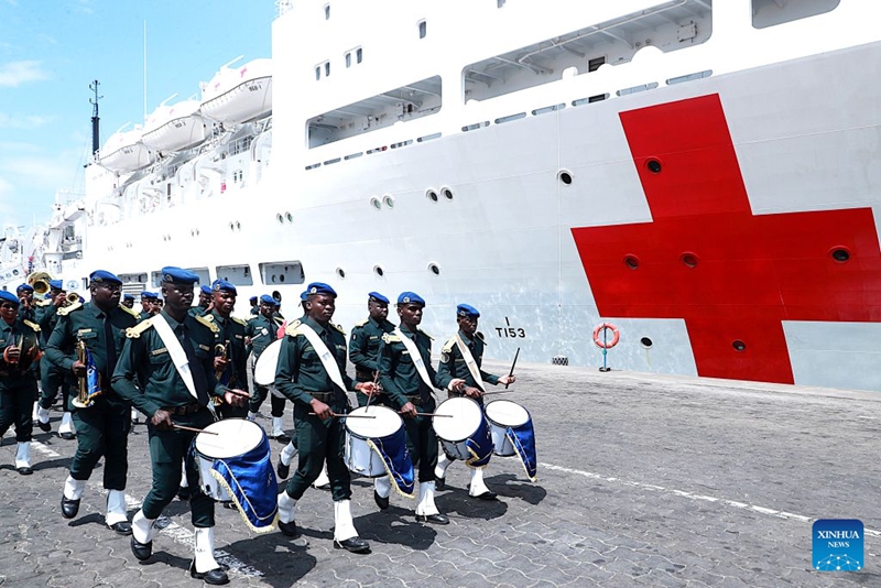 Vikosi vya gwaride la heshima vya nchini Cote d'Ivoire vikiikaribisha meli ya hospitali ya ‘Baraka’ ya Jeshi la Majini la Ukombozi wa Umma la China, wakati ikiwasili Abidjan, Cote d'Ivoire, tarehe 14 Oktoba 2026. (Picha na Yvan Sonh/Xinhua)