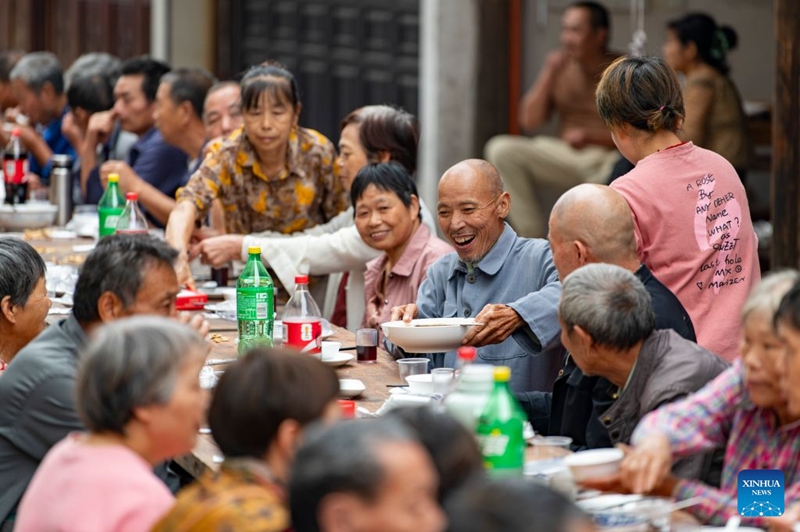 Karamu ya meza ndefu yafanyika Lanxi, mkoani Zhejiang, China, kuadhimisha Siku ya Chongyang