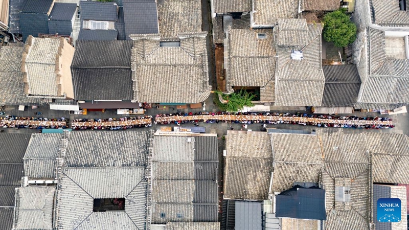 Karamu ya meza ndefu yafanyika Lanxi, mkoani Zhejiang, China, kuadhimisha Siku ya Chongyang