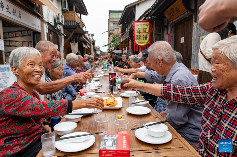 Karamu ya meza ndefu yafanyika Lanxi, mkoani Zhejiang, China, kuadhimisha Siku ya Chongyang
