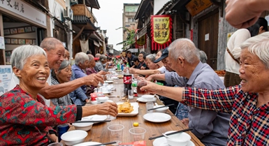 Karamu ya meza ndefu yafanyika Lanxi, mkoani Zhejiang, China, kuadhimisha Siku ya Chongyang