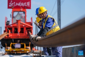 Utandazaji wa reli waanza kwenye reli ya mwendo-kasi ya Nantong-Ningbo mkoani Jiangsu, China