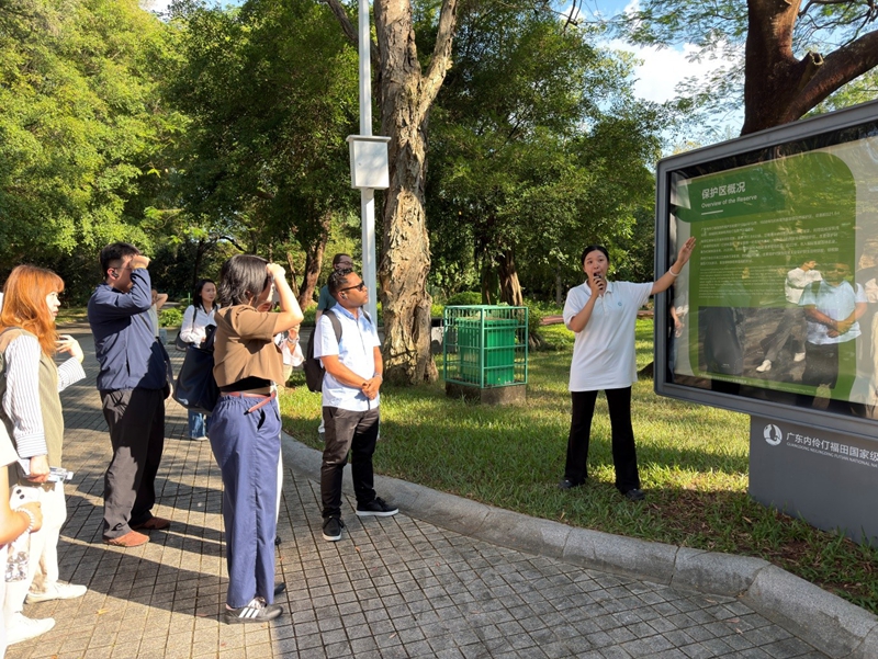 Muongozaji akitoa maelezo kwa waandishi wa habari kuhusu Hifadhi ya Kitaifa ya Mazingira ya Asili ya Guangdong Neilingding Futian mjini Shenzhen, mkoani Guangdong, China (People’s Daily Online)
