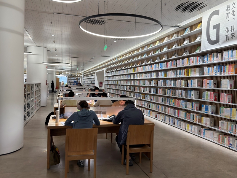 Watu wakijisomea ndani ya Maktaba ya Shenzhen, China. (People’s Daily Online) 