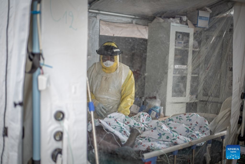 Tarehe 18 Oktoba 2026, mhudumu wa afya akimpima mgonjwa aliyeambukizwa Ebola katika kituo cha matibabu ya Ebola huko Bunia, mji mjii wa Mkoa wa Ituri, Jamhuri ya Kidemokrasia ya Cong. (Xinhua)