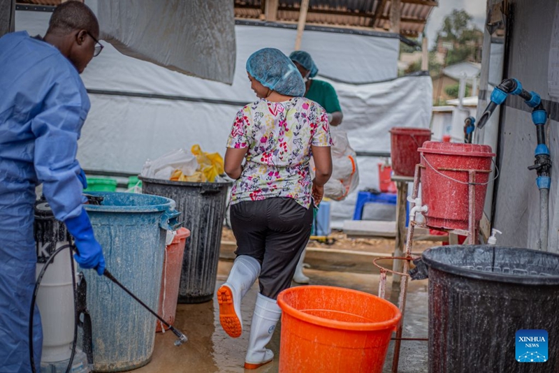 Tarehe 18 Oktoba 2026, wahudumu wa afya wakifanya kazi ya kusafisha kwa dawa ya kuua bakteria katika kituo cha matibabu ya Ebola huko Bunia, mji mkuu wa Mkoa wa Ituri, Jamhuri ya Kidemokrasia ya Congo. (Xinhua)
