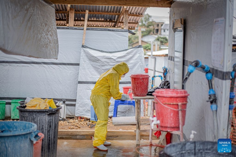 Tarehe 18 Oktoba 2026, mhudumu wa afya akisafisha mikono yake kwa dawa ya kuua bakteria  katika kituo cha matibabu ya Ebola huko Bunia, mji mkuu wa Mkoa wa Ituri, Jamhuri ya Kidemokrasia ya Cong. (Xinhua)