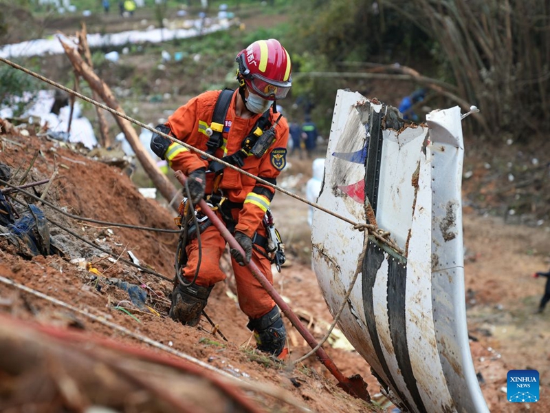 Tarehe 25 Machi 2022, Jiang Shengqiang akifanya kazi ya uokoaji katika eneo la ajali ya ndege ya China Eastern namba MU5735 katika Wilaya ya Tengxian, Mkoa unaojiendeshax wa Kabila la Wazhuang wa Guangxi. (Xinhua)