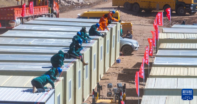 Baqen, Xizang: Kuweka nyaya za umeme kwenye nyumba za muda