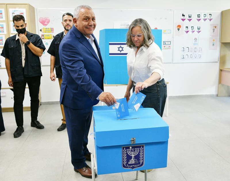 Gadi Eisenkot (kushoto mbele), mkuu wa zamani wa jeshi la Israel na kiongozi wa chama cha mrengo wa kati cha Yashar, akipiga kura yake kwenye kituo cha kupigia kura huko Herzliya, katikati mwa Israel, Oktoba 27, 2026. (JINI kupitia Xinhua)