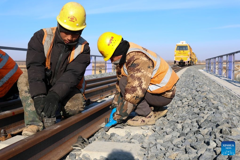Utandazaji reli kwenye Daraja Kuu la Tongjiang mkoani Heilongjiang, China wakamilika