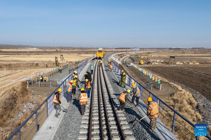 Utandazaji reli kwenye Daraja Kuu la Tongjiang mkoani Heilongjiang, China wakamilika